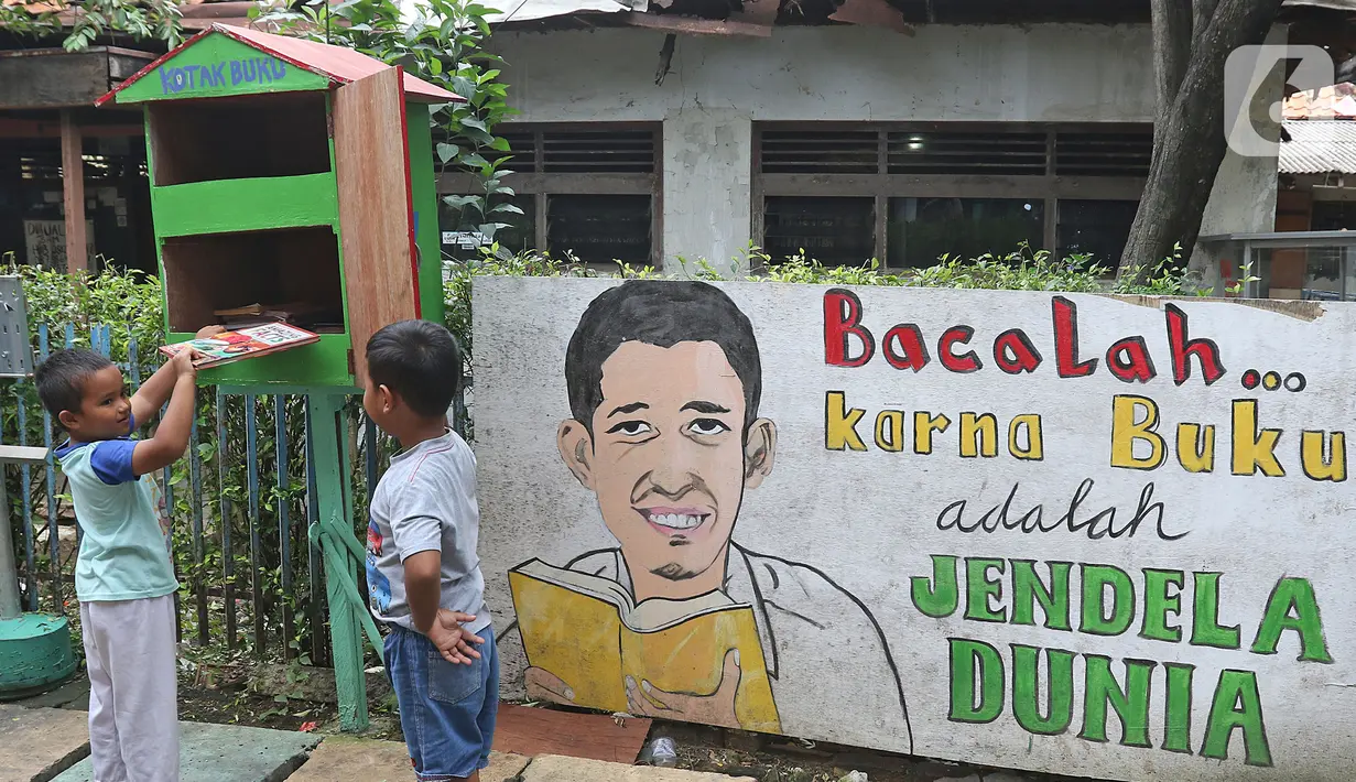 Anak-anak melihat-lihat buku di Kampung Literasi RW 08, Jatipulo, Palmerah, Jakarta Barat, Kamis (30/1/2020). Kampung Literasi ini memiliki 5 kotak berisi beragam buku yang ada di sejumlah titik, berbekal konsep kejujuran disebar di sepanjang kampung. (Liputan6.com/Herman Zakharia)