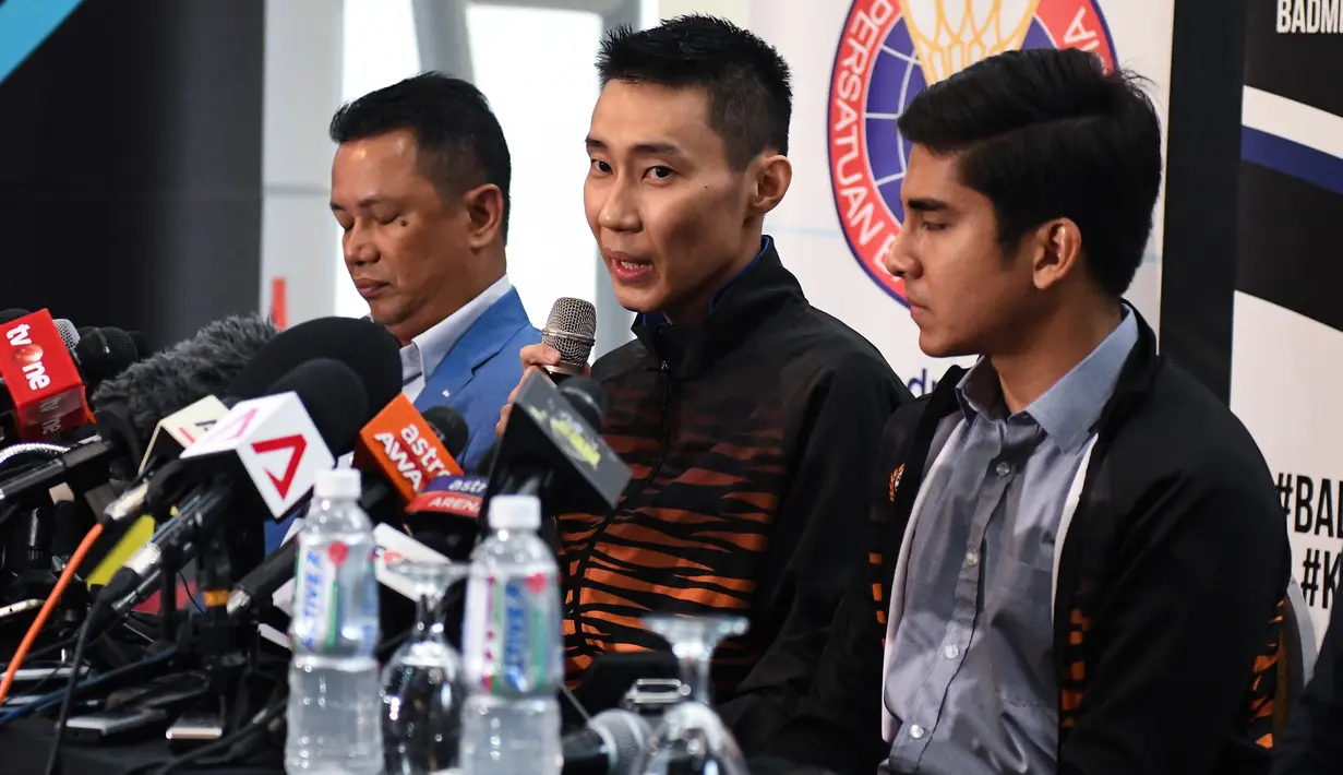Pebulutangkis Malaysia, Lee Chong Wei (tengah) mengumumkan pensiun melalui konferensi pers di Putrajaya, Kamis (13/6/2019). Setelah berkarier selama 19 tahun di dunia bulu tangkis, Lee Chong Wei akhirnya memutuskan untuk menggantung raket alias pensiun. (Mohd RASFAN / AFP)