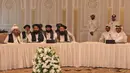 Delegasi Taliban Shahabuddin Delawar (kiri), Mullah Abdul Ghani Baradar, Khairullah Khairkhwa (tengah) bertemu diplomat asing di Doha, Qatar, Selasa (12/10/2021). Taliban mencari pengakuan serta bantuan untuk menghindari bencana kemanusiaan usai kembali berkuasa di Afghanistan. (KARIM JAAFAR/AFP)