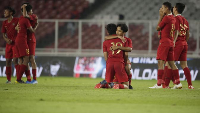 Pemain Timnas Indonesia U-16, Faizal Shaifullah, memeluk Ahmad Athallah usai melawan China pada Kualifikasi Piala AFC U-16 2020 di SUGBK, Jakarta, Minggu (22/9). Kedua negara bermain imbang 0-0. (Bola.com/Vitalis Yogi Trisna)
