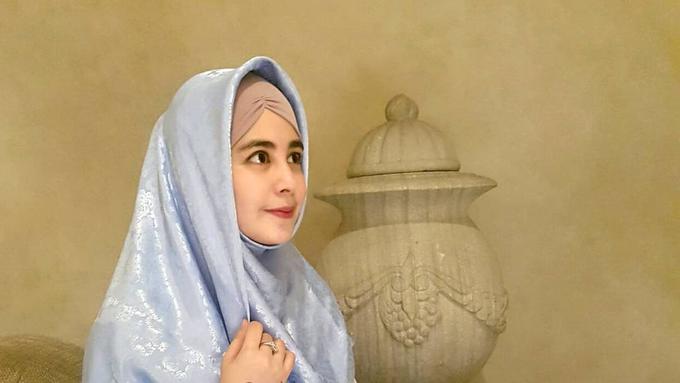 5 Selebriti Cantik yang Mengenakan Hijab Syar i  Bikin Hati 
