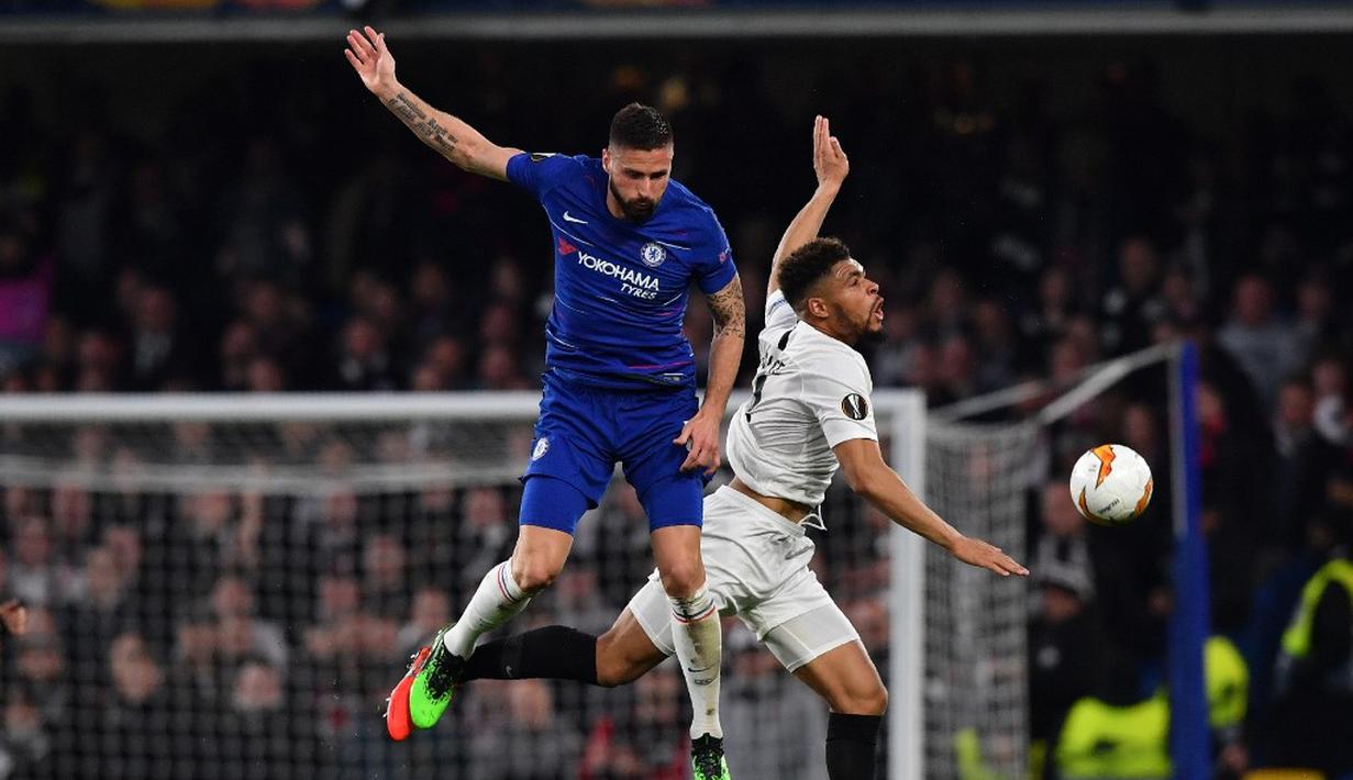 Duel udara antara Olivier Giroud dan Simon Falette pada leg kedua Liga Europa yang berlangsung di Stadion Stamford Bridge, London, Jumat (10/5). Chelsea menang 4-3 atas Eintracht Frankfurt lewat adu penalti. (AFP/Oliver Greenwood)