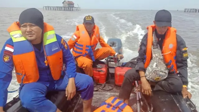 Petugas gabungan menyisir lokasi kapal karam di Kabupaten Bengkalis