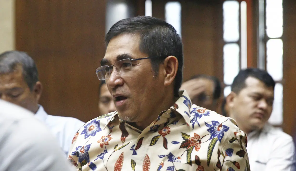 Mantan Hakim MK Hamdan Zoelva memberi keterangan pada sidang peninjauan kembali (PK) di Pengadilan Tipikor, Jakarta, Rabu (31/10). Sidang beragendakan mendengarkan keterangan saksi ahli yang dihadirkan pemohon. (Liputan6.com/Herman Zakharia)