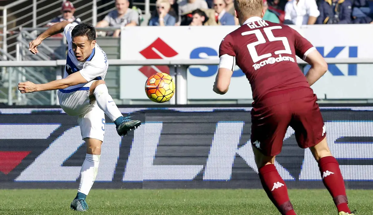 Pemain nter Milan Yuto Nagatomo (kiri) melakukan tembakan saat dihadang pemain Torino Kamil Glik pada lanjutan Liga Italia Serie A di Stadion Olympic, Turin, MInggu (8/11/2015) WIB. (REUTERS/Giampiero Sposito) 