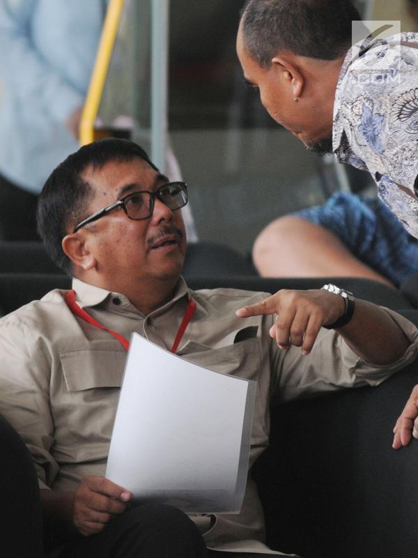 Wali Kota Balikpapan, Rizal Effendi berbincang di ruang tunggu gedung KPK sebelum pemeriksaan, Jakarta, Kamis (23/8). Rizal diperiksa dalam kasus suap usulan dana perimbangan daerah dalam Rancangan APBN-Perubahan Tahun 2018. (Merdeka.com/Dwi Narwoko)