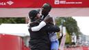 Pelari Kenya, Kelvin Kiptum merayakan kemenangan saat Chicago Marathon 2023 di Chicago, Illinois, Amerika Serikat, 8 Oktober 2023. (AFP/Kamil Krzaczynski)