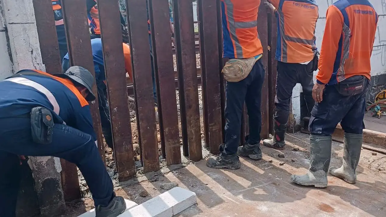 PT KAI Daop 1 Jakarta terus melakukan penutupan perlintasan liar di wilayah kerja Daop 1 Jakarta.