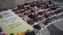 Sepasang sepatu dengan nama-nama perempuan korban femisida di Brasil dalam acara Hari Internasional untuk Penghapusan Kekerasan terhadap Perempuan di Pantai Copacabana, Rio de Janeiro, Sabtu (25/11/2023). (Tercio TEIXEIRA / AFP)