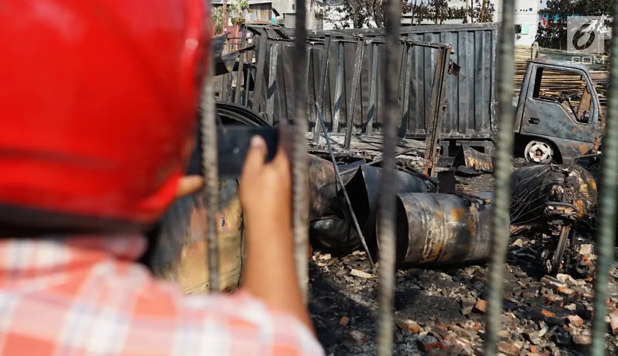Kendaraan hangus terbakar usai kebakaran melanda lahan parkir di Jalan Budi Mulia Utara, Pademangan, Jakarta Utara, Rabu (24/7/2019). Kebakaran diduga terjadi akibat korsleting arus listrik. (Liputan6.com/Immanuel Antonius)