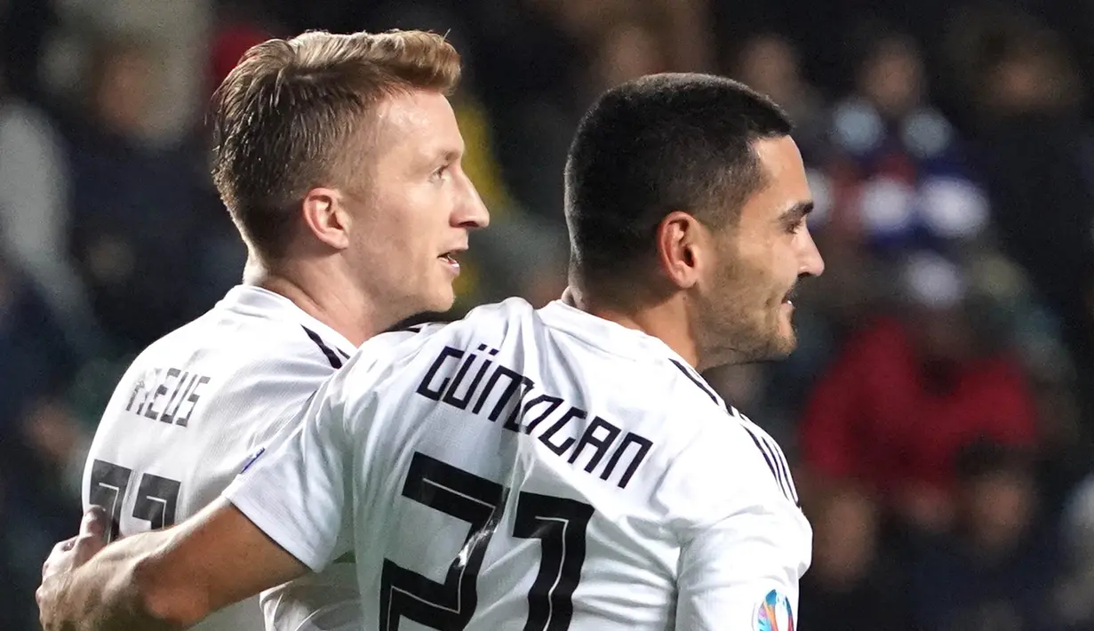 Gelandang Jerman, Ilkay Gundogan, merayakan gol yang dicetaknya ke gawang Estonia pada laga Kualifikasi Piala Eropa 2020 di Talinn, Minggu (13/10). Estonia kalah 0-3 dari Jerman. (AFP/Janek Skarzynski)