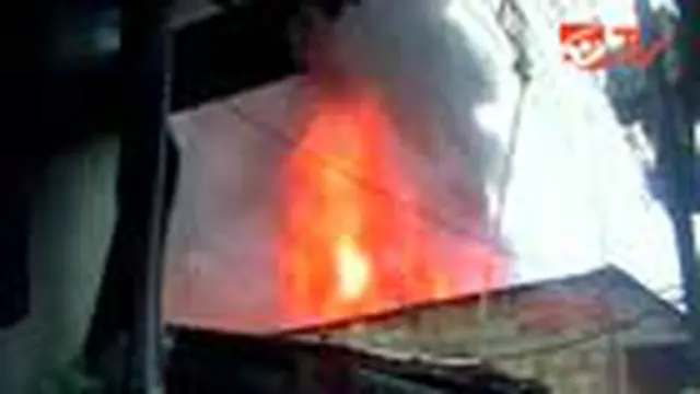 Kebakaran kembali terjadi di kawasan permukiman padat penduduk di Ibu Kota, tepatnya di Kemayoran, Jakpus. Kobaran api dengan cepat membesar dan merembet ke rumah yang lainnya. 