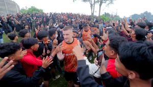 Ribuan The Jakmania hadir langsung untuk memberikan dukungan penuh kepada Persija Jakarta jelang lawan Persib Bandung di Persija Training Ground, Bojong Sari, Depok, Jawa Barat, Jumat (9/1/2026). Suporter fanatik klub ibu kota itu meminta skuad Macan Kemayoran mengalahkan Maung Bandung di laga BRI Super League. (Bola.com/M Iqbal Ichsan)