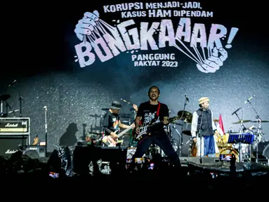 Pas Band tampil dalam Panggung Rakyat 'Bongkar' di Stadion Madya Gelora Bung Karno (GBK), Senayan, Jakarta, Sabtu (9/12/2023). Selain Pas Band, acara ini juga menghadirkan Marjinal. (Liputan6.com/Faizal Fanani)