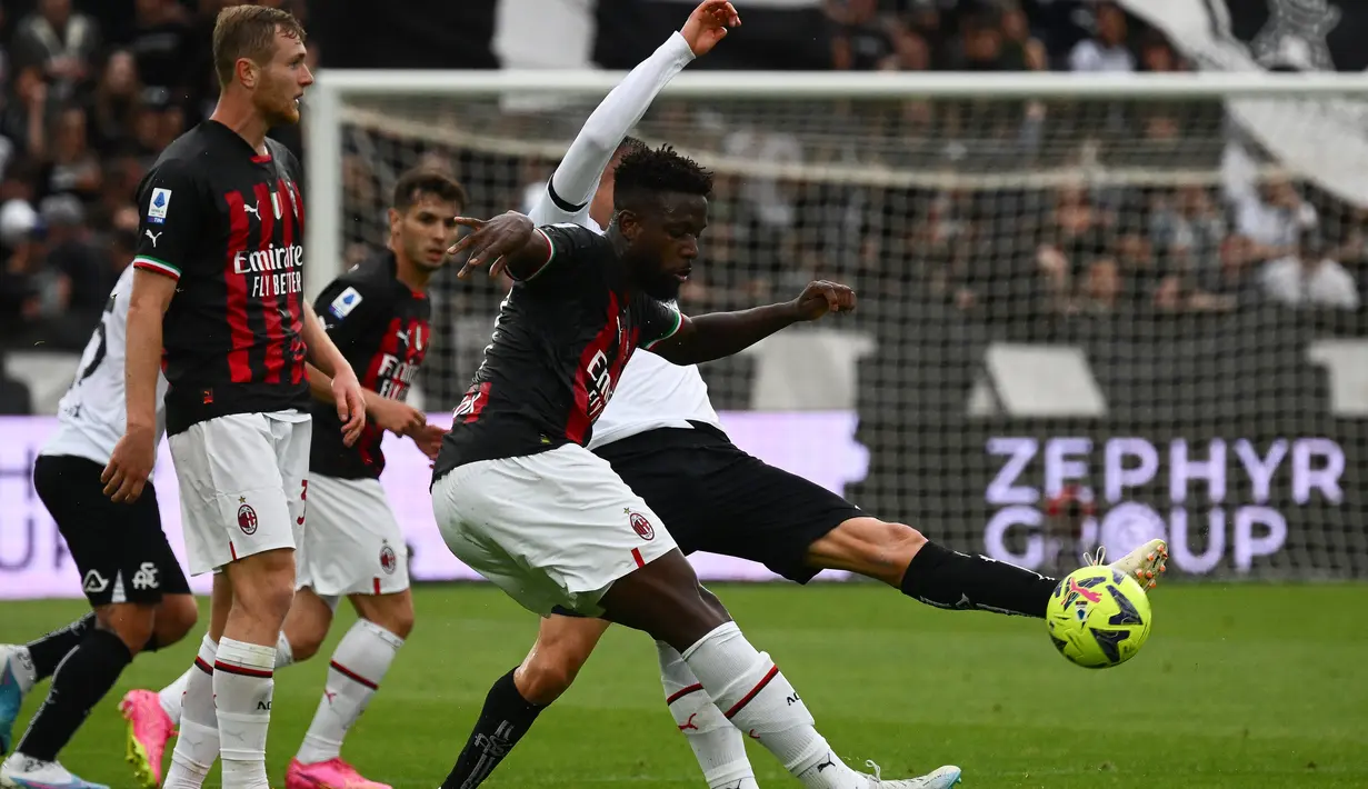 AC Milan mengukir 14 tembakan yang 3 di antaranya mengarah tepat sasaran. Sementara Spezia membuat 14 peluang dengan 3 yang tepat sasaran. (AFP/Vincenzo Pinto)