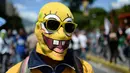 Seorang demonstran menggunakan penutup wajah berkarakter SpongeBob saat unjuk rasa menuntut Presiden Venezuela, Nicolas Maduro mundur di Caracas, Venezuela, (6/7). (AP Photo / Federico Parra)
