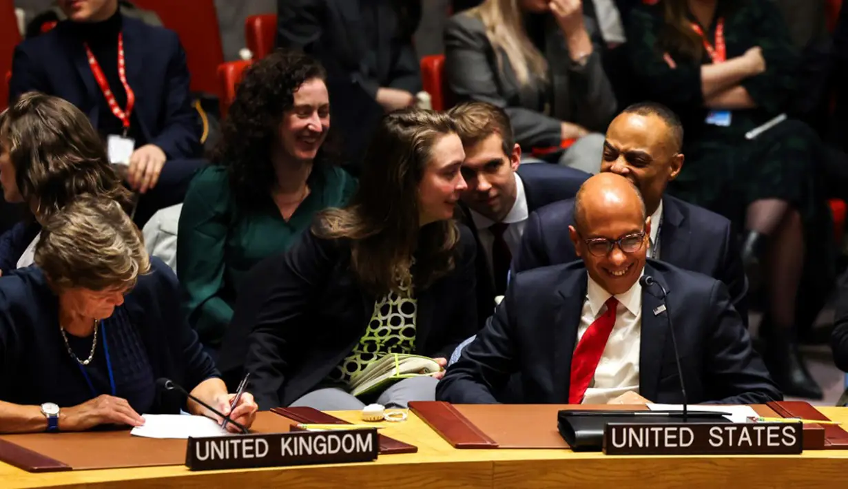 Wakil Duta Besar AS untuk PBB Robert Wood (kanan) diapit oleh Duta Besar Inggris untuk PBB Barbara Woodward (kiri) bereaksi selama pertemuan Dewan Keamanan PBB mengenai resolusi yang menyerukan gencatan senjata di Gaza di Markas Besar PBB di New York, Amerika Serikat, 8 Agustus 2023. (Charly TRIBALLEAU/AFP)