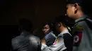 Wartawan Reuters Kyaw Soe Oo (tengah) dikawal oleh polisi setelah menjalani sidang di Yangon (10/1). Kementerian Informasi Myanmar  mengatakan kedua pewarta itu didakwa dengan Undang-Undang Rahasia Negara. (AFP Photo/Ye Aung Thu)
