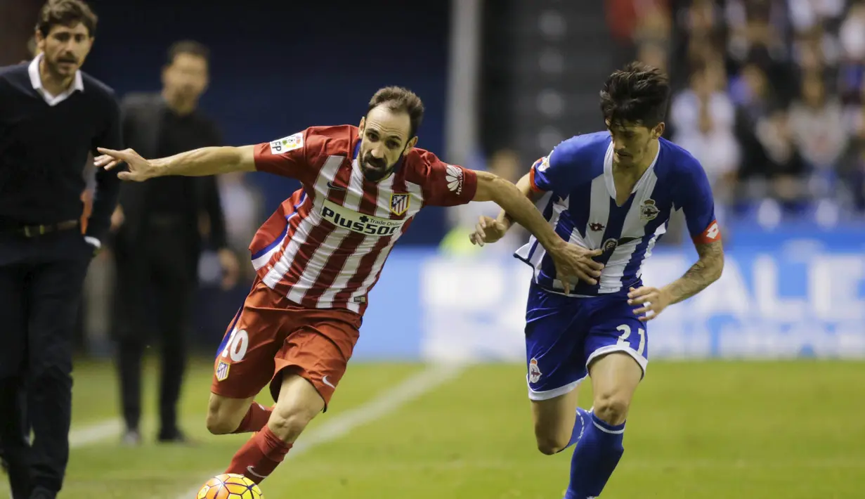 Pemain Deportivo Coruna Luis Alberto Romero (kanan) berebut bola dengan pemain Atletico Madrid JuanFran Torres pada lanjutan La Liga Spanyol di Stadion Riazor, Sabtu (30/10/2015) dini hari. Atletico bermain imbang 1-1. (REUTERS/Miguel Vidal)