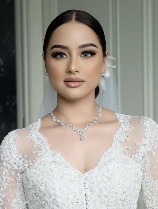 <p>Saat akad nikah, Amanda tampil mengenakan kebaya putih berpayet dari desainer Saptodjojokartiko</p>