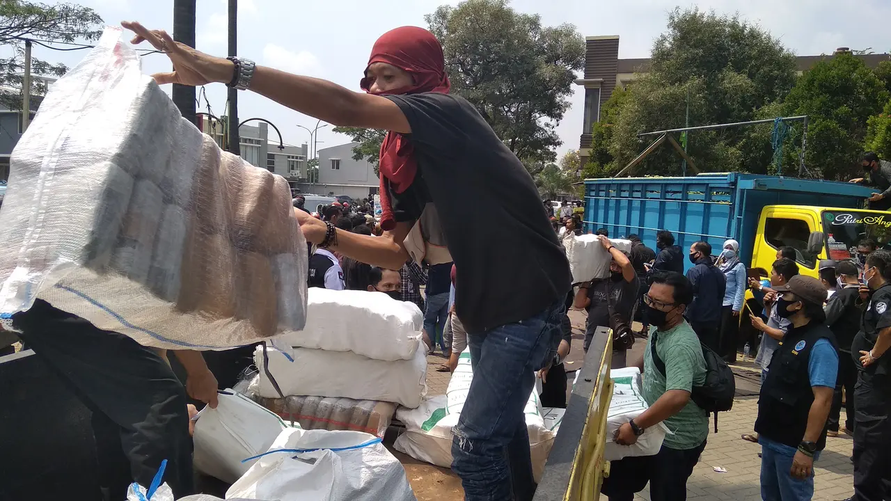BNN mengamankan truk pisang bermuatan 500 kilogram ganja di Bekasi. (Bam Sinulingga/Liputan6.com).)
