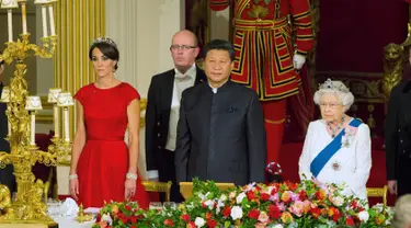 Duchess of Cambridge Kate Middleton, Presiden China Xi Jinping dan Ratu Elizabeth II saat jamuan kenegaraan di Istana Buckingham, London, Selasa (20/10). Presiden Xi Jinping melakukan lawatan selama empat hari ke Inggris. (Reuters/Dominic Lipinski/Pool)