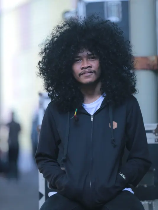 "Yang jadi masalah, karena anak kecil takut sama saya, ibu-ibu kalau anaknya nangis, saya yang disuruh berhenti. Saya dijadikan alat untuk takut-takuti anak kecil," imbuhnya. (Adrian Putra/Bintang.com)