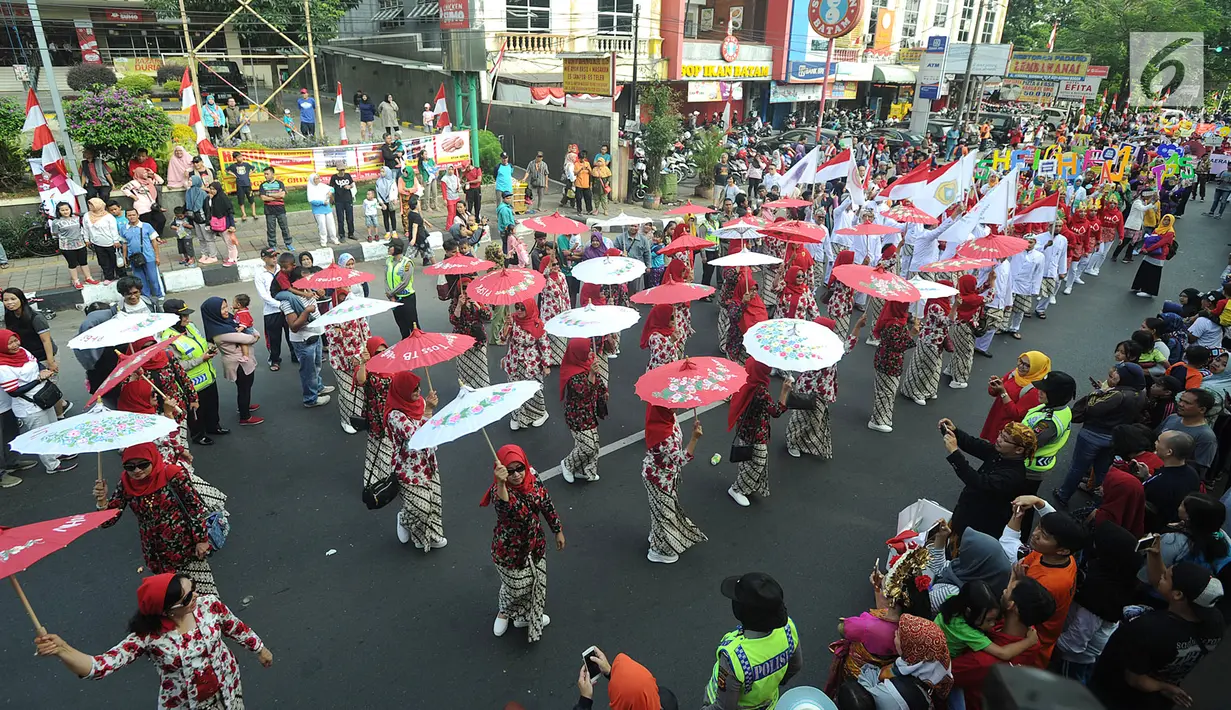 Pertunjukan payung para ibu-ibu meramaikan festival budaya Helaran 2018, Bogor, Jawa Barat, Minggu (12/8). Helaran merupakan acara puncak HUT ke-536 Bogor. (Merdeka.com/Arie Basuki)