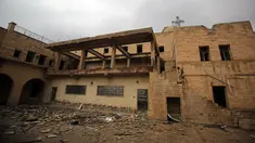 Seorang tentara Irak memeriksa Gereja St. George Monastery (Mar Guguis) yang rusak parah di Mosul, 22 Januari 2017. Salah satu gereja bersejarah di Irak tersebut tak luput dari pengerusakan yang dilakukan kelompok radikal ISIS. (AHMAD AL-RUBAYE/AFP)