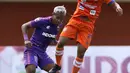 Pemain Persiraja Banda Aceh Defri Rizki (kanan) berebut bola dengan pemain Persita Tangerang M. Toha dalam pertandingan babak penyisihan Piala Menpora 2021 di Stadion Maguwoharjo, Sleman, Rabu (24/3/2021). Persiraja menang 3-1. (Bola.com/Arief Bagus)