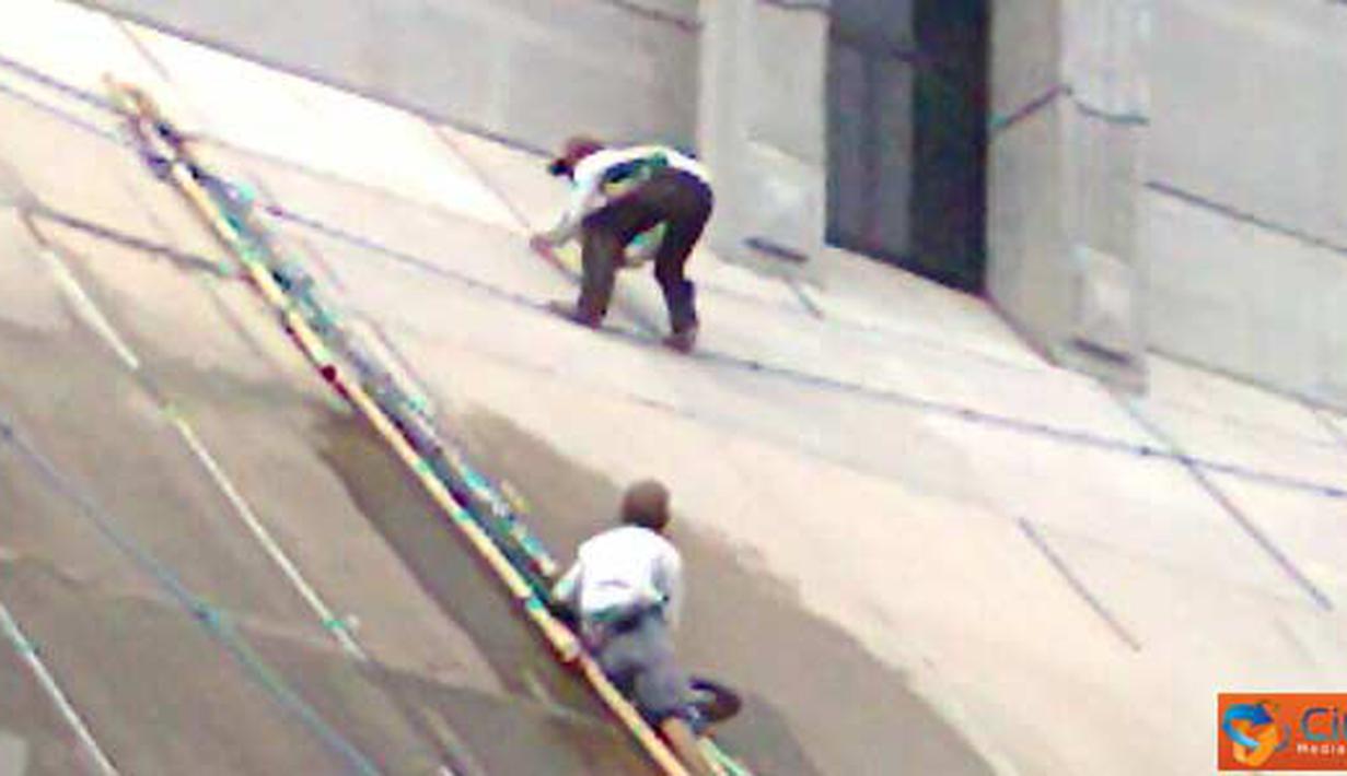 Citizen6: Pekerja cleaning servis sedang membersihkan gedung tanpa menggunakan pengaman. (Pengirim: Dadiq)