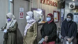 Tenaga kesehatan saat menunggu antren vaksinasi dosis ketiga atau booster kepada tenaga kesehatan di Puskesmas Kecamatan Cilincing, Jakarta Utara, Senin (9/8/2021). Vaksinasi booster untuk memberikan proteksi tambahan bagi yang bertugas merawat pasien Covid-19. (merdeka.com/Iqbal S. Nugroho)