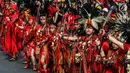 Penari menampilkan tarian khas Indonesia saat car free day (CFD) di Jalan Sudirman, Jakarta, Minggu (4/8/2019). Sebanyak 2.000 penari menampilkan 10 tarian khas Indonesia untuk menyatukan masyarakat yang sempat terpecah belah sehabis Pemilu 2019. (Liputa6.com/JohanTallo)