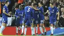 Para pemain Chelsea merayakan gol yang dicetak oleh Willian ke gawang Liverpool pada laga Premier League di Stadion Anfield, Sabtu(25/11/2017). Kedua tim bermain imbang 1-1. (AP/Rui Vieira)
