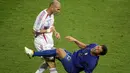 Pada Piala Dunia 2006, Zinedine Zidane pernah melakukan tindakan kontroversial dengan menyundul pemain Italia, Marco Materazzi, saat laga final Piala Dunia di Jerman. (AFP/John Macdougall)