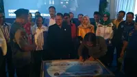 Penandatanganan deklarasi Pemilu serentak 2019 damai disaksikan langsung oleh Kapolda Jawa Barat Irjen Pol Agung Budi Maryoto. Foto (Liputan6.com / Panji Prayitno)