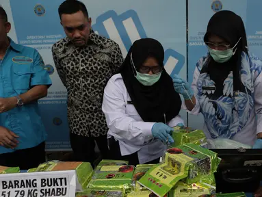 Petugas melakukan uji laboratorium sabu sebelum pemusnahan barang bukti narkotika tahun 2020 di Kantor BNN, Cawang, Jakarta, Selasa (4/2/2020). BNN memusnahkan sabu seberat 51,79 kg hasil penindakan di Medan, Sumatera Utara dan menangkap satu tersangka berinisial Zul. (Liputan6.com/Herman Zakharia)