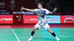 Pebulu tangkis tunggal putra Indonesia Jonatan Christie berusaha mengembalikan kok ke arah Jia Heng Jason The (Singapura) pada babak 32 besar Indonesia Open 2026 di Istora Senayan, Jakarta, Selasa (2/6/2026). (Bola.com/M Iqbal Ichsan)