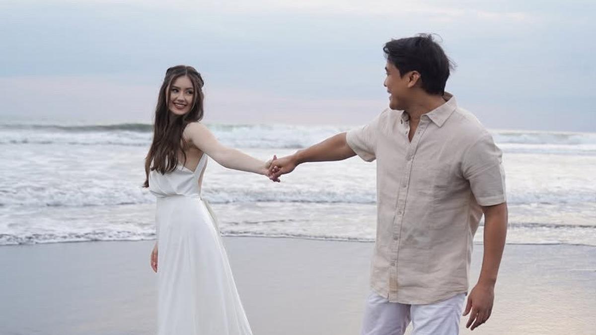 Gaya Vika Kolesnaya Kekasih Billy Syahputra saat Dilamar di Bali, Bak Dewi Kenakan Gaun Putih Panjang