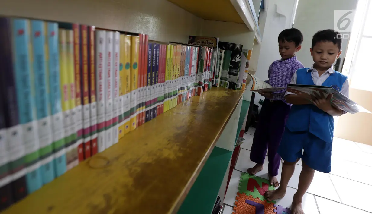 Anak-anak membaca buku di RPTRA Madusela, Jakarta, Senin (12/11). Pemkot DKI Jakarta menghentikan pembangunan RPTRA akan tahun 2019, pembangunan sebagian RPTRA menggunakan dana APBD DKI dan hanya dianggarkan sampai APBD 2018. (Liputan6.comm/Johan Tallo)