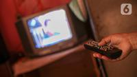 Warga mmenonton siaran televisi di Jakarta, Rabu (2/11/2022). Kementerian Komunikasi dan Informatika (Kemenkominfo) akan mematikan siaran TV analog di Jabodetabek pada 2 November 2022 Pukul 24:00 WIB, dan selanjutnya siaran TV akan beralih ke sistem siaran TV digital. (Liputan6.com/Faizal Fanani)