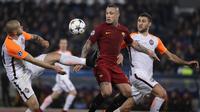 Pemain Shakhtar, Yaroslav Rakytskyy (kiri) enghalau bola dari kejaran pemain AS Roma, Radja Nainggolan pada leg kedua 16 besar Liga Champions di Rome Olympic stadium, (13/3/2018). AS Roma Menang 1-0. (AP/Gregorio Borgia)