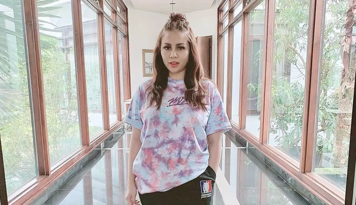 Meski tengah bersantai di rumah, namun penampilan Momo Geisha berhasul curi perhatian. Membuat kepangan pada setengah rambutnya serta buns, gaya rambut Momo Geisha ini bisa dijadikan inspirasi. (Liputan6.com/IG/@therealmomogeisha)