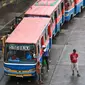 Angkutan Metromini menunggu penumpang di Terminal Blok M, Jakarta, Jumat (12/4). Kepala Bidang Angkutan Darat (BAD) Dinas Perhubungan DKI Jakarta Masdes Aerofi mengatakan setidaknya pada 2019 ini ada 312 bus sedang yang akan bekerja sama dengan Jak Lingko. (Liputan6.com/Immanuel Antonius)