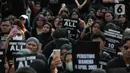 Aksi ini dikenal dengan penggunaan pakaian dan payung berwarna hitam sebagai simbol keteguhan hati dalam mencari keadilan serta duka yang tak kunjung padam karena belum tuntasnya kasus pelanggaran HAM berat di Indonesia. Tampak dalam foto, aktivis Jaringan Solidaritas Korban untuk Keadilan memegang pamflet saat mengikuti peringatan 19 tahun Aksi Kamisan di Jalan Medan Merdeka Utara atau di seberang Istana Merdeka, Jakarta, 15 Januari 2026. (Liputan6.com/Helmi Fithriansyah)