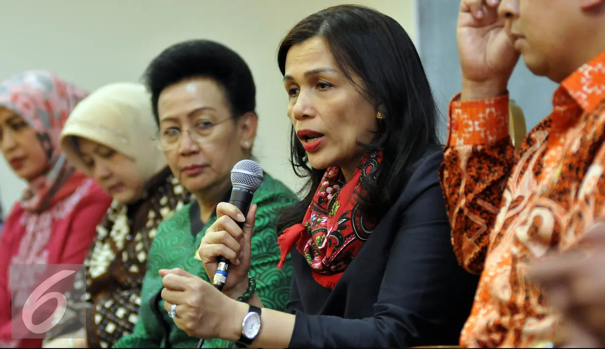 Liestyana Rizal Gusman menceritakan Xaveriandi Sutanto mendesak bertemu Irman Gusman padahal sudah larut malam, Jakarta, Selasa (20/9). (Liputan6.com/Johan Tallo)