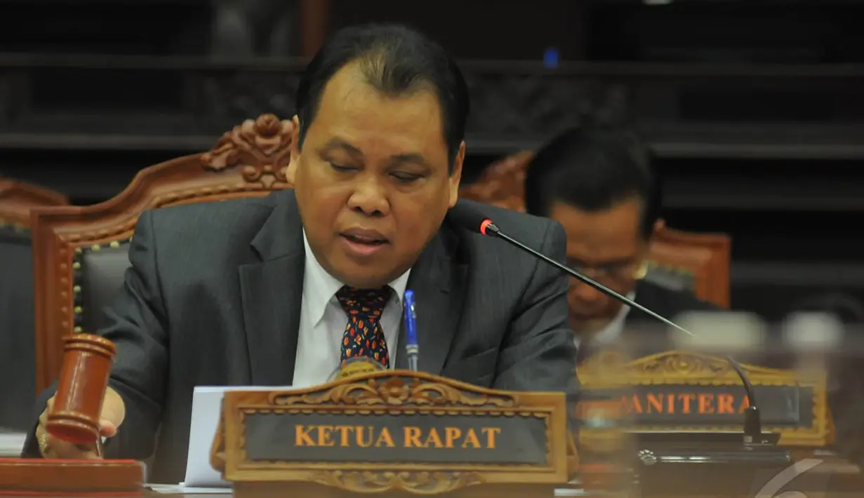 Ketua MK terpilih, Arief Hidayat saat Rapat Permusyawaratan Hakim Konstitusi pemilihan Ketua dan Wakil Ketua MK di Gedung MK, Jakarta, Senin (12/1/2015). (Liputan6.com/Herman zakharia)