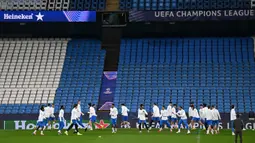 Laga kedua tim diprediksi berlangsung sengit mengingat kedua tim memiliki kualitas pemain kelas dunia. Tampak dalam foto, para pemain Real Madrid mengikuti sesi latihan tim di Etihad Stadium, Manchester, barat laut Inggris, pada 16 Maret 2026. (Paul ELLIS/AFP)