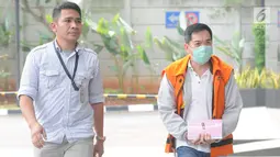 Pengacara Alfin Suherman (kanan) tiba untuk pemeriksaan di Gedung KPK, Jakarta, Senin (29/7/2019). Alfin Suherman diperiksa sebagai tersangka pemberi dugaan suap ke Asisten Tindak Pidana Umum Kejaksaan Tinggi DKI Agus Winoto terkait penanganan perkara di PN Jakarta Barat. (merdeka.com/Dwi Narwoko)
