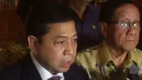 Setya Novanto dan Akbar Tandjung usai bertemu mantan Presiden BJ Habibie, Senin (24/7/2017). (Liputan6.com/Ika Defianti)